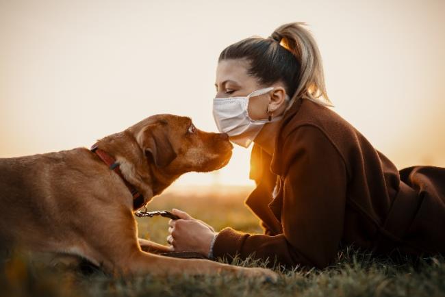 אישה מבלה עם הכלב שלה בתקופת הקורונה 